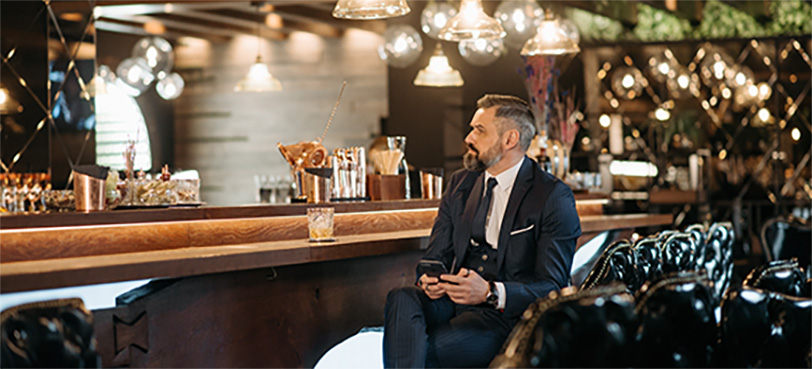 homme au bar